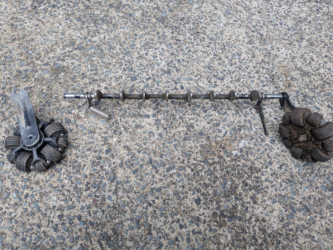The forward connecting rod plus support arm of the One model fell off.